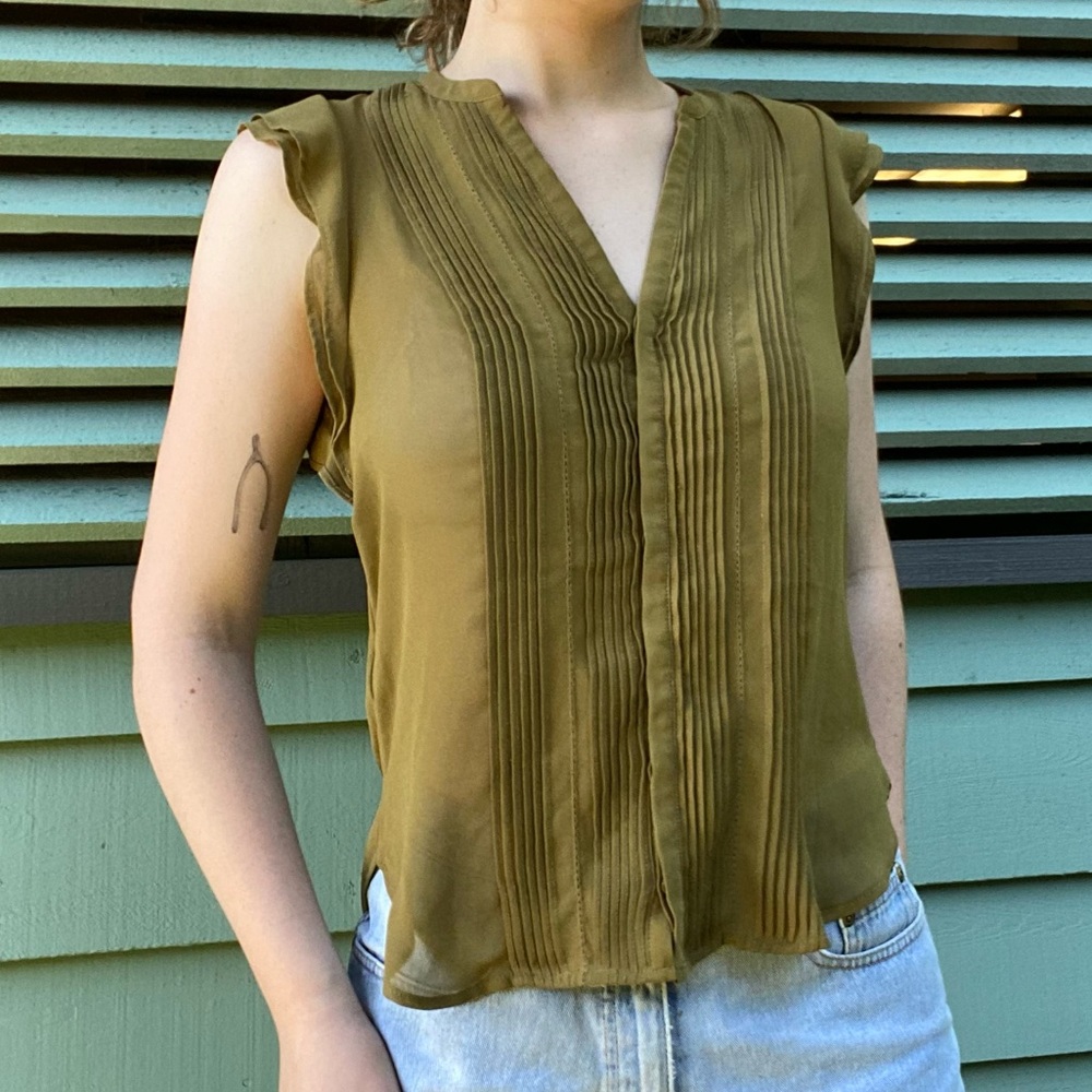 Olive green button up blouse with ruffled layers 🪄